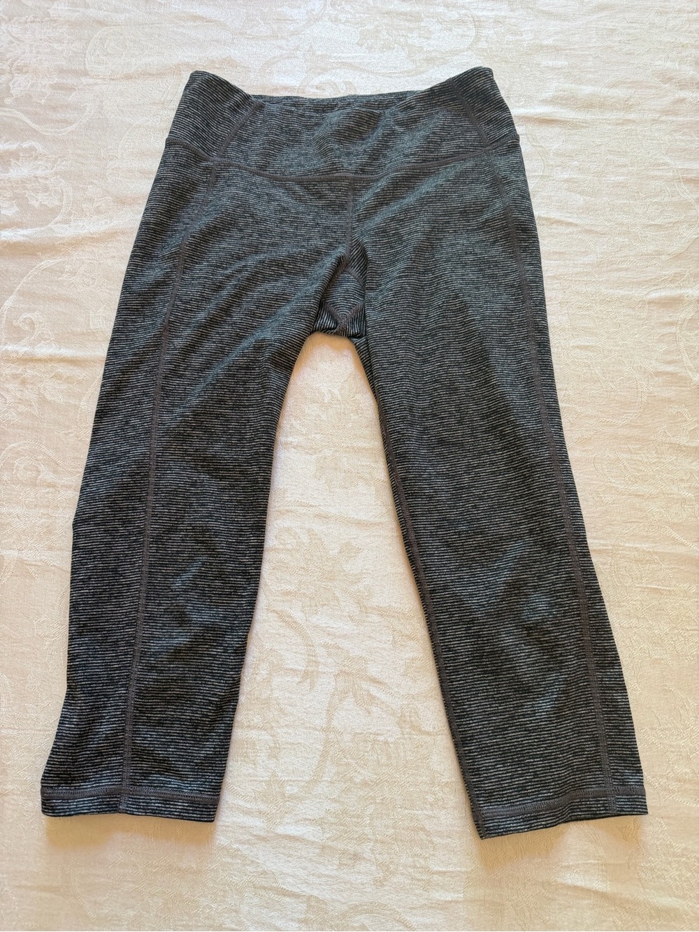 Old Navy Women's Active Go-Dry Fitted Capri Leggings Black Gray Stripes Size M